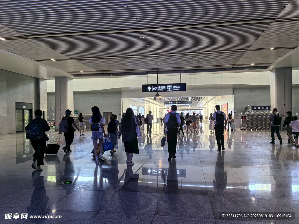 高铁站的旅客身影