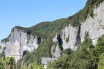 峻峭山峦绿意浓