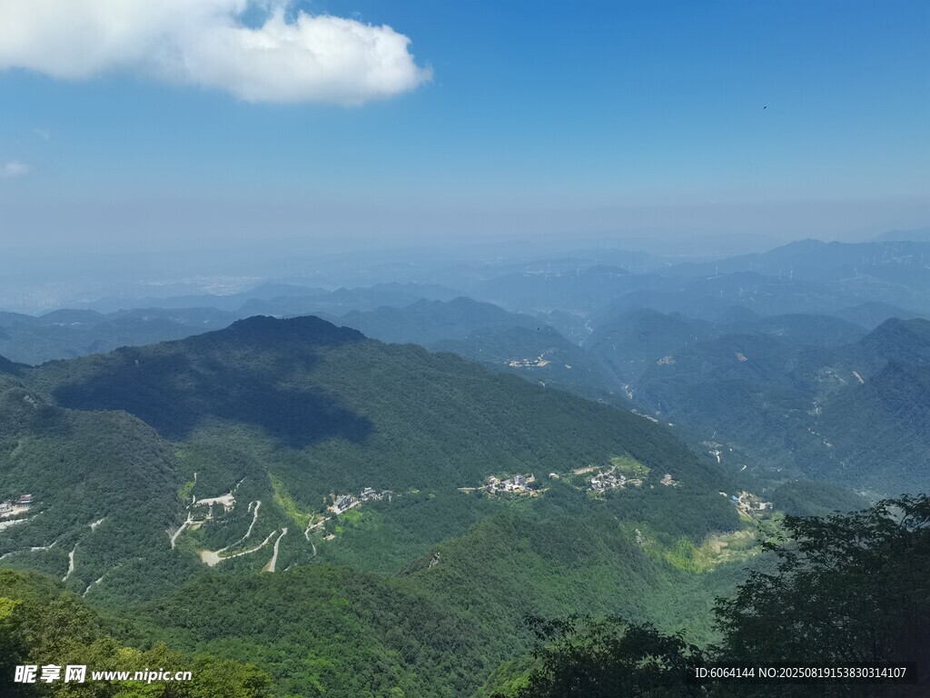山峦叠翠的壮阔自然风光