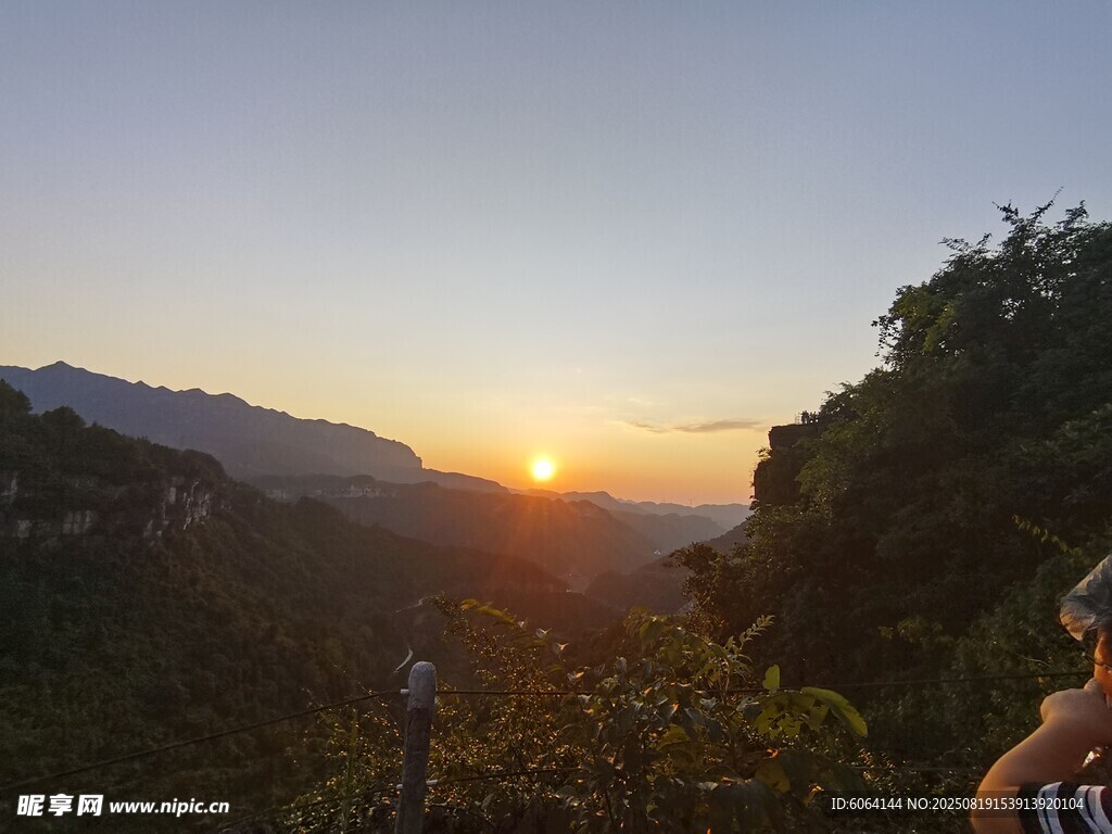 山间日落美景