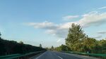 高速公路蓝天白云绿树