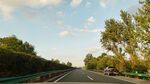 公路旁绿树蓝天行车景象