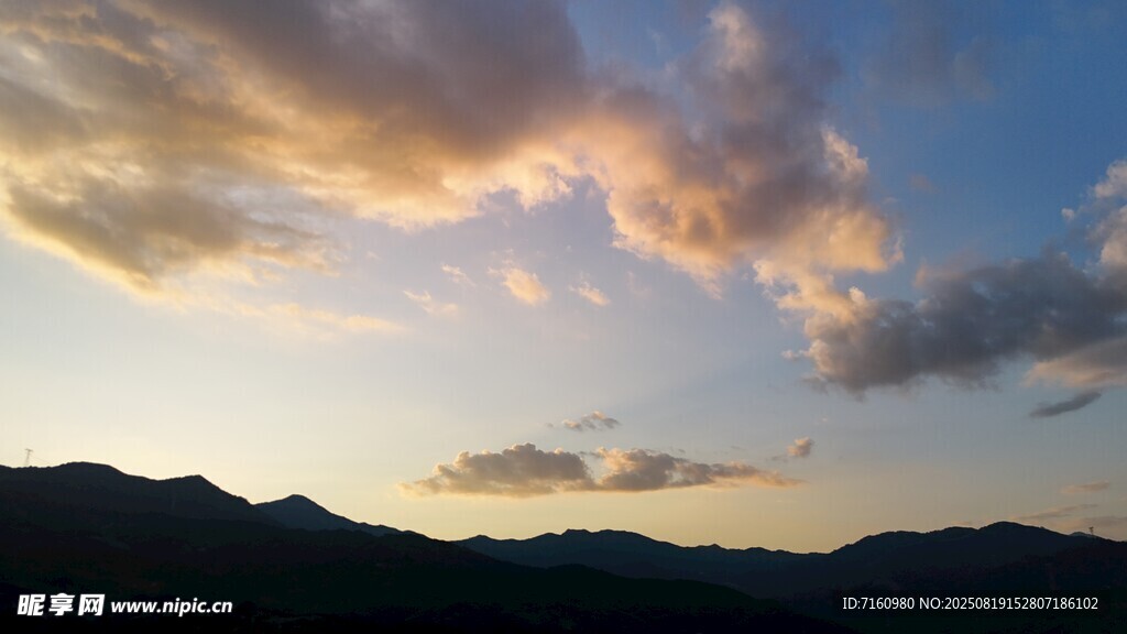 黄昏远山与绚丽天空