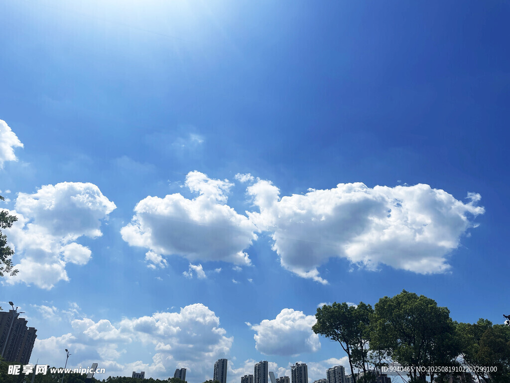 晴朗天空下的城市与云朵