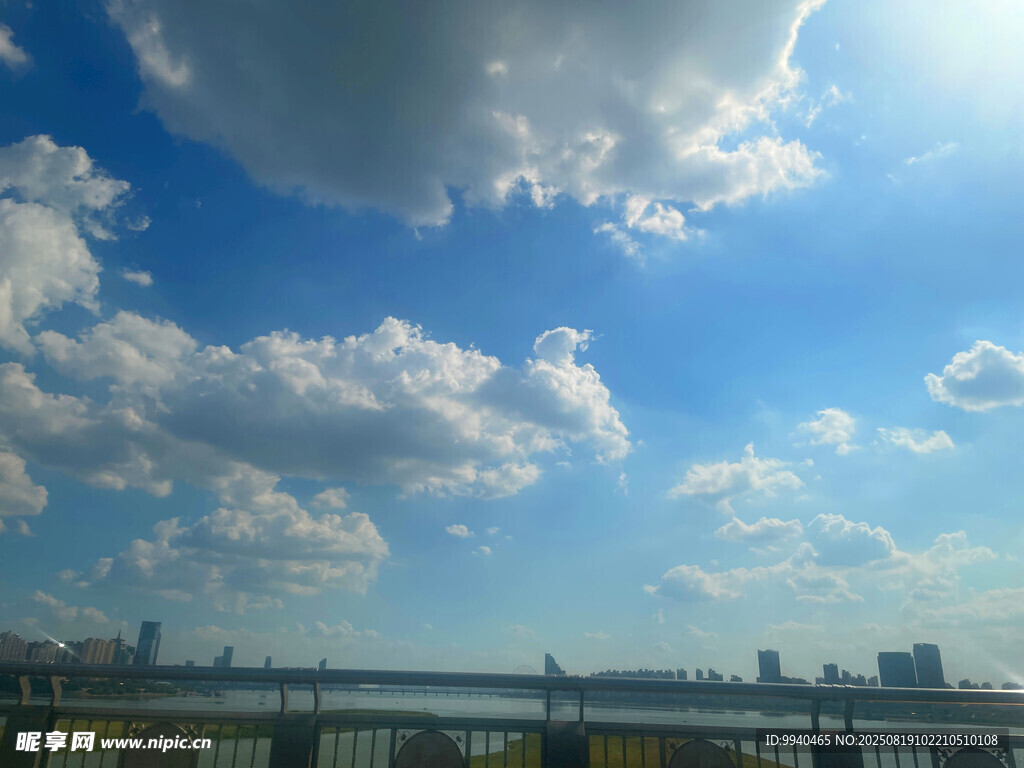 蓝天城市景观与桥梁