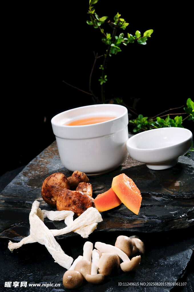 竹笙木瓜炖鲜松茸菌