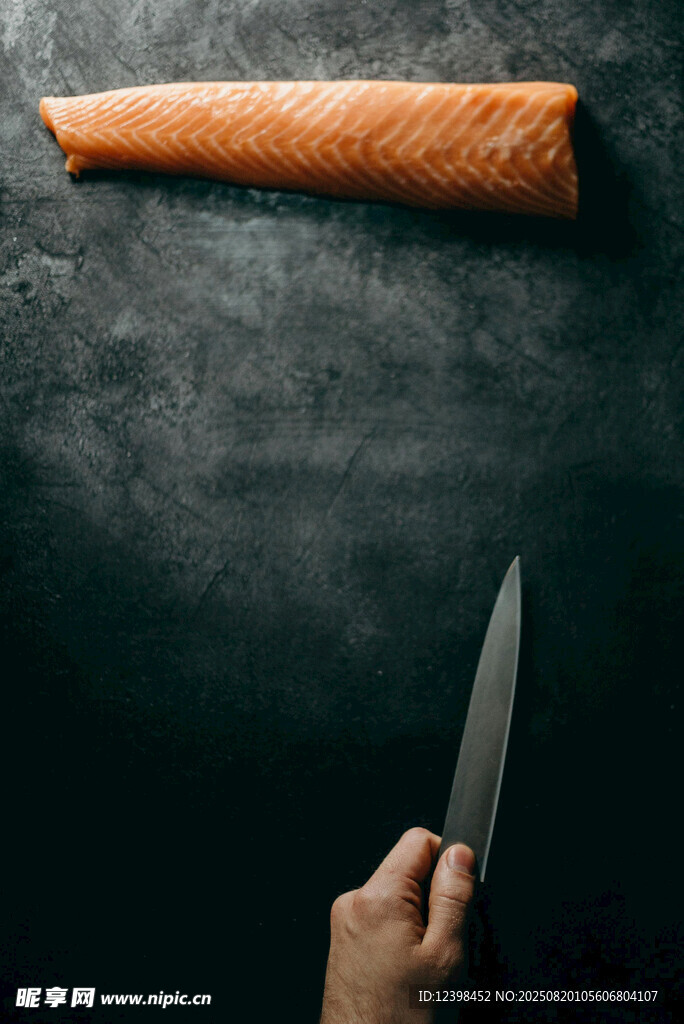 准备切割的鲜三文鱼