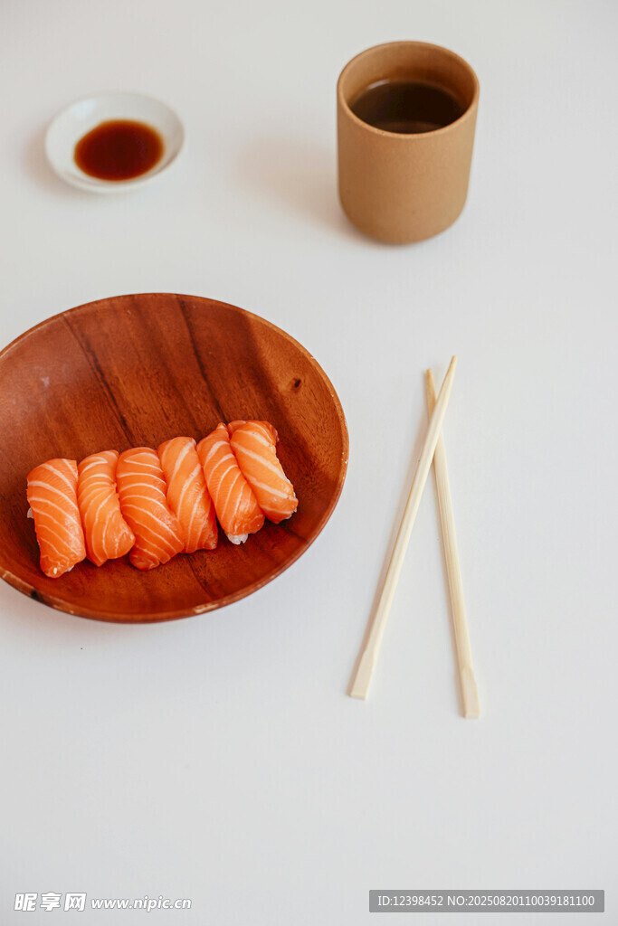 三文鱼寿司配餐具
