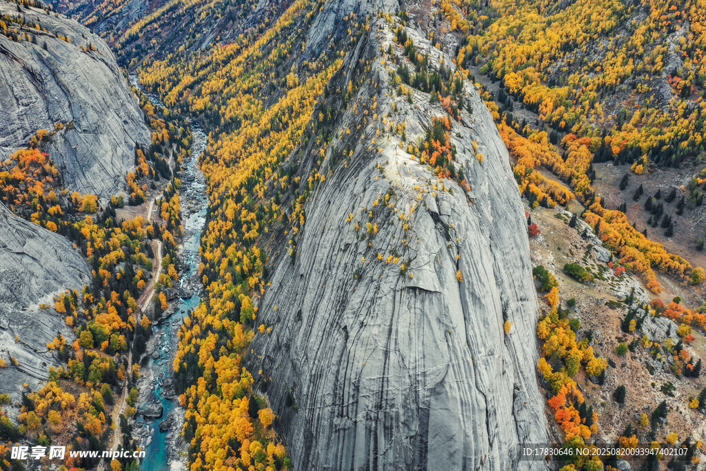 秋日山谷中的壮丽山峰