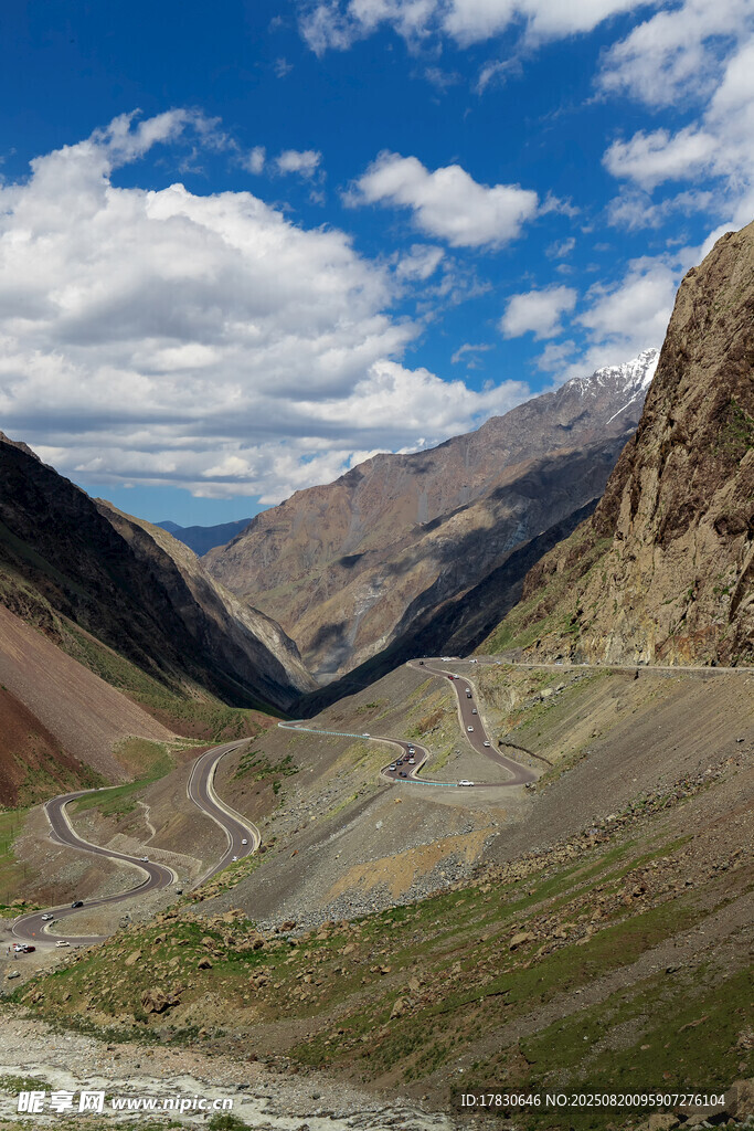 壮丽山谷间的蜿蜒道路