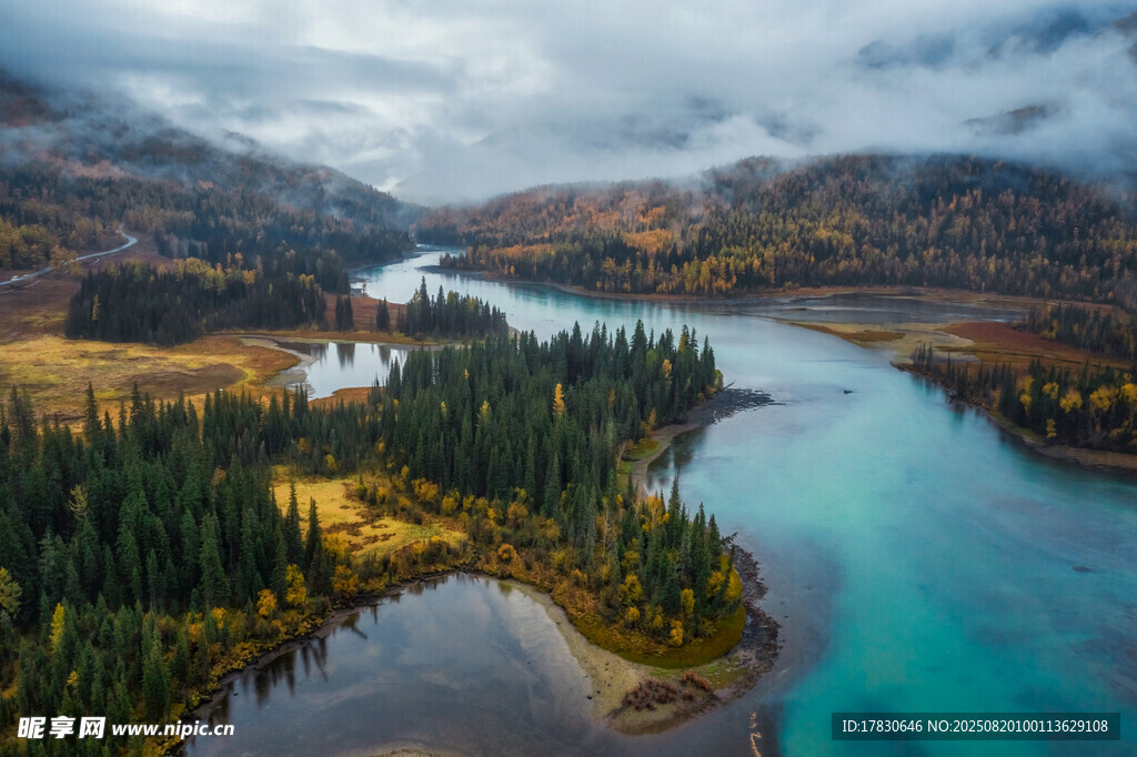 山间蓝河与葱郁森林景观