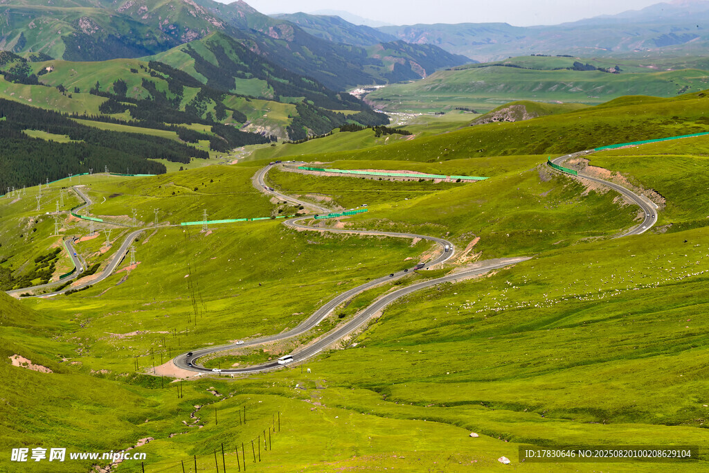 山间蜿蜒公路美景