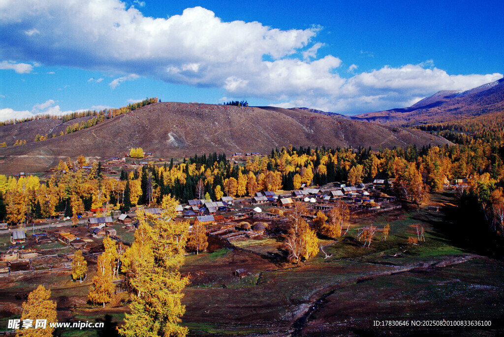 秋日山间村落美景