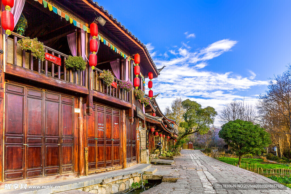 古雅木质建筑旁的宁静小路