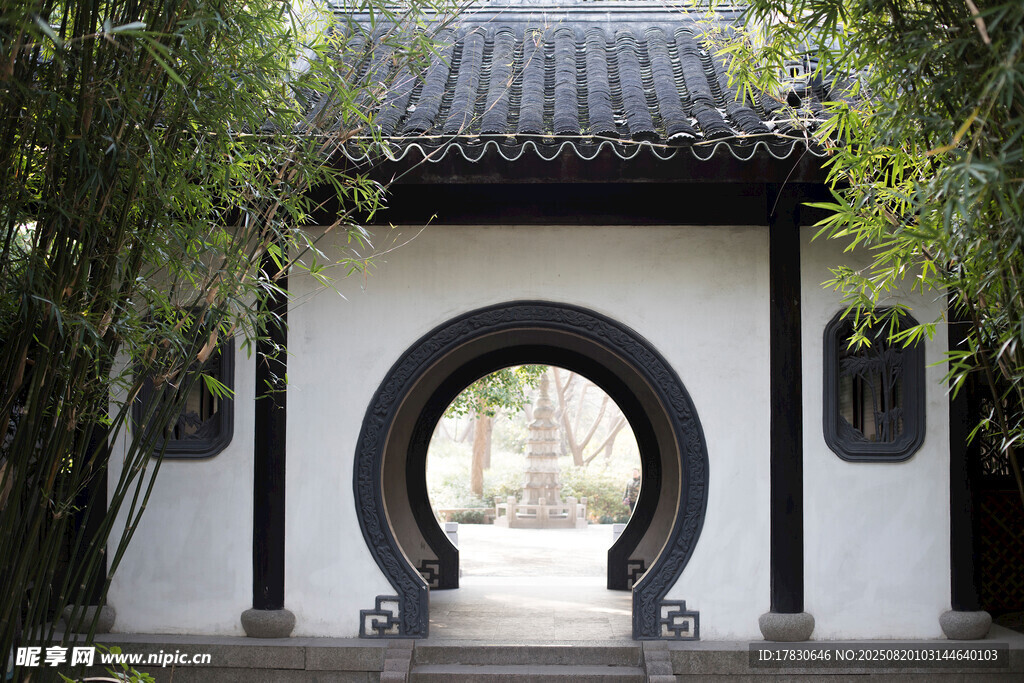 中式园林月洞门景观