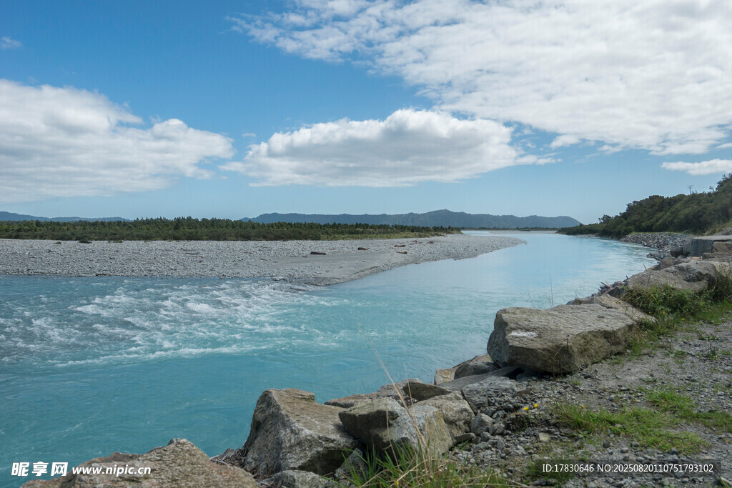 蓝水河畔岩石风景