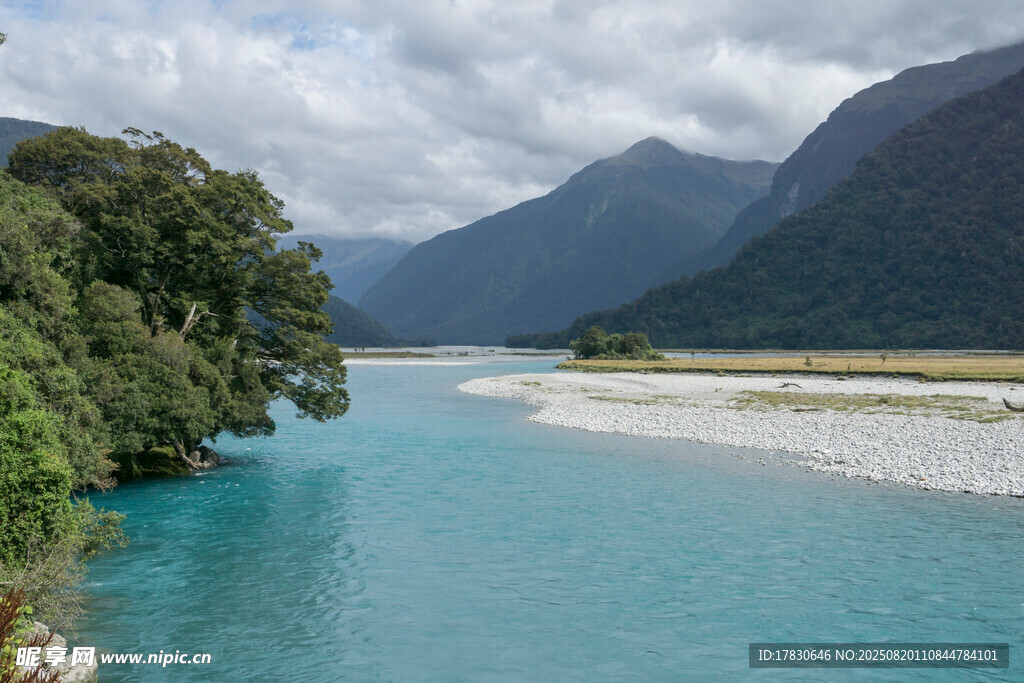 蓝绿色河流与远山美景