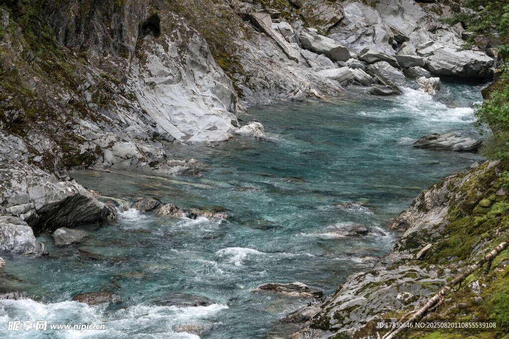 山间清澈溪流奔腾