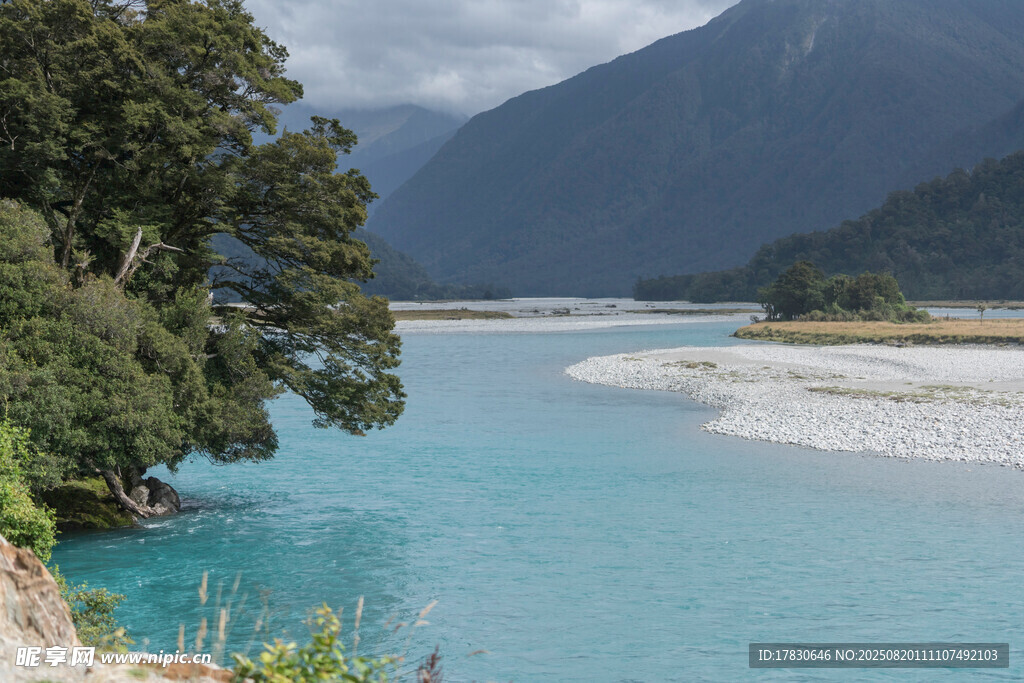 蓝绿色河水与远山美景