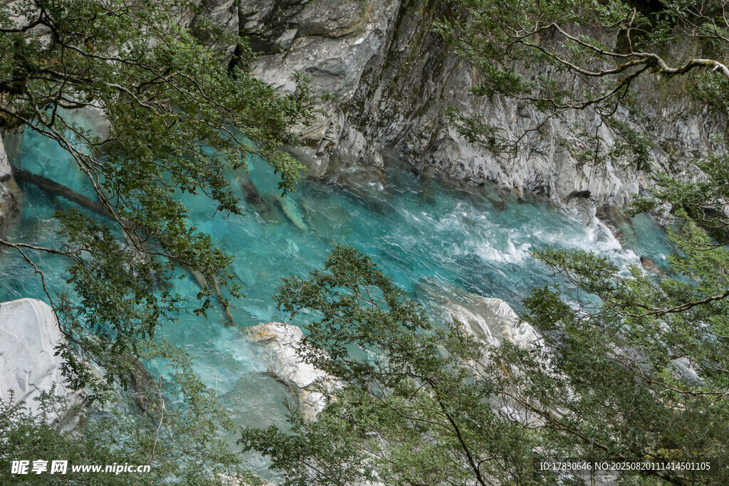 山间碧潭溪流美景