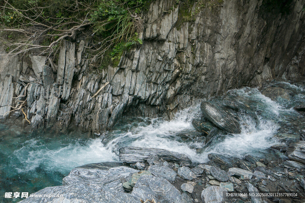 山间溪流穿岩石而过