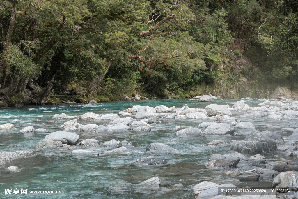 山间溪流与嶙峋石块