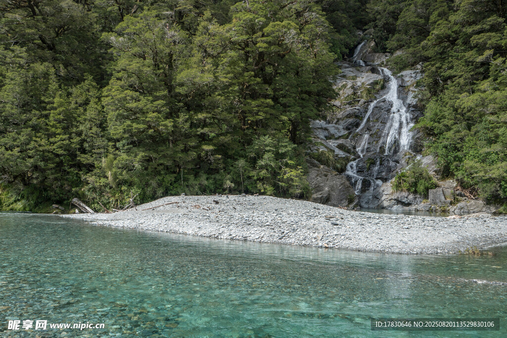 山间清潭瀑布自然美景