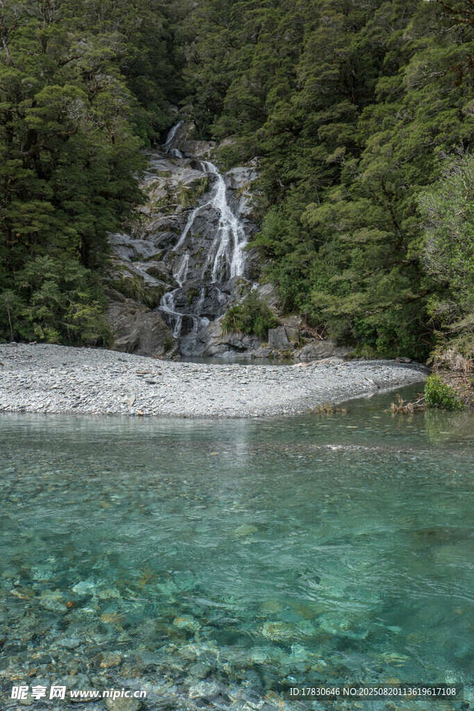 山间清潭瀑布自然美景