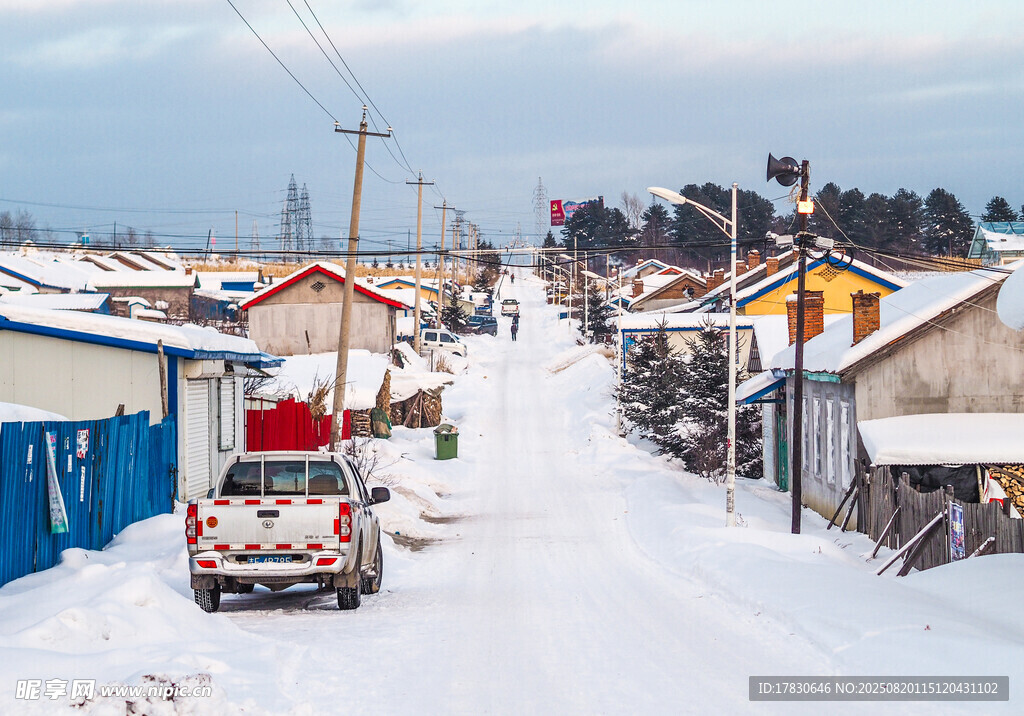 冬日雪中小镇街景