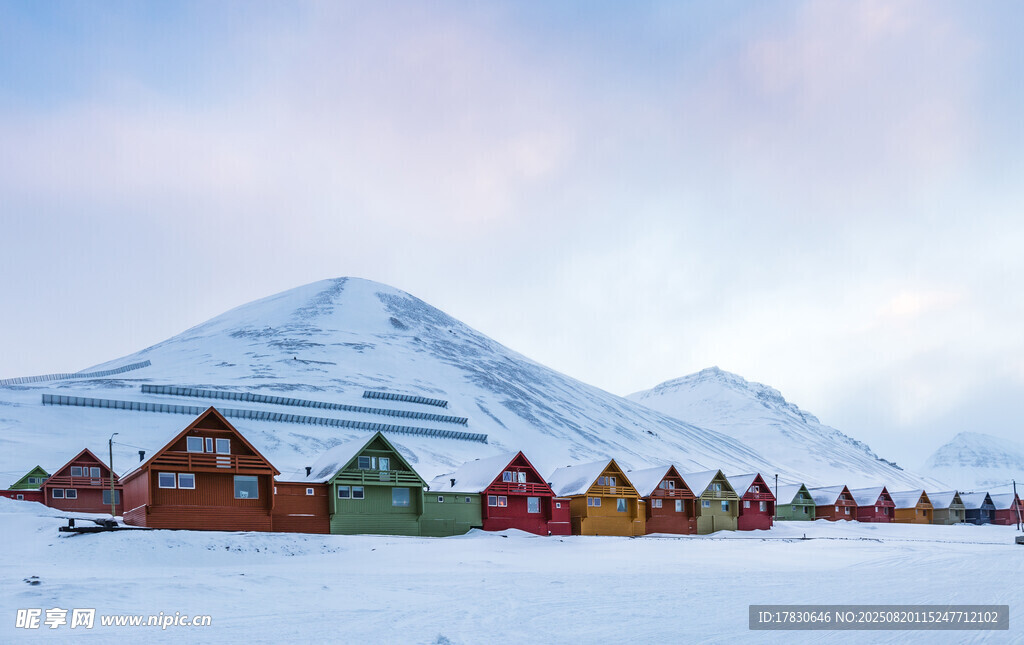 雪境中多彩小屋的美丽景致