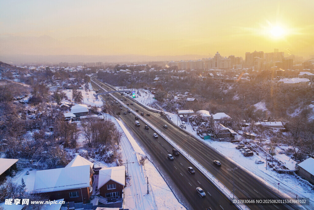 冬日城市公路雪景航拍