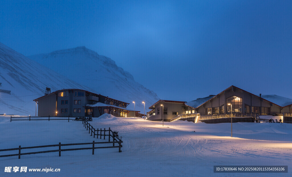 雪夜中的山间温馨小屋