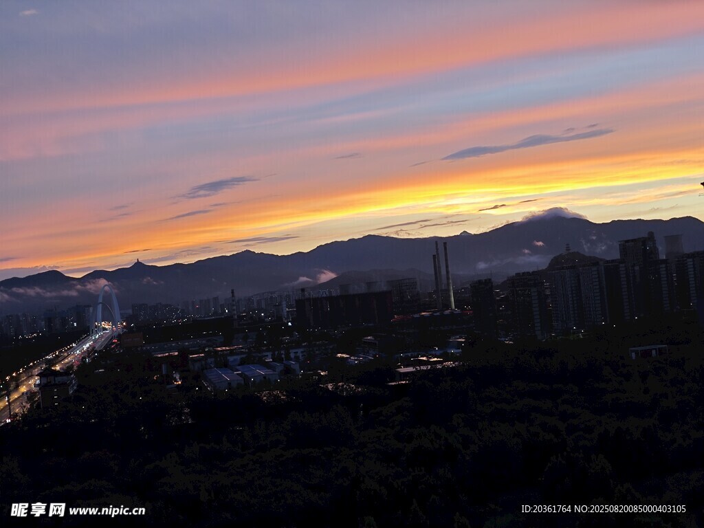 城市黄昏时的绚丽天际线