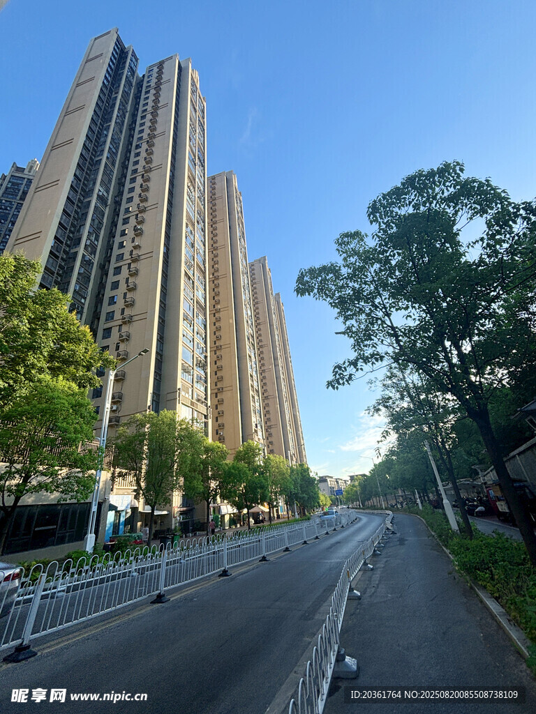 城市高楼旁的宽阔道路