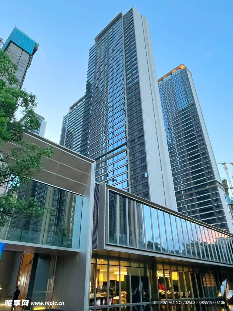 现代都市摩天商业建筑群