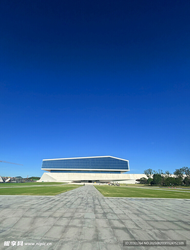 现代风格建筑前的开阔广场