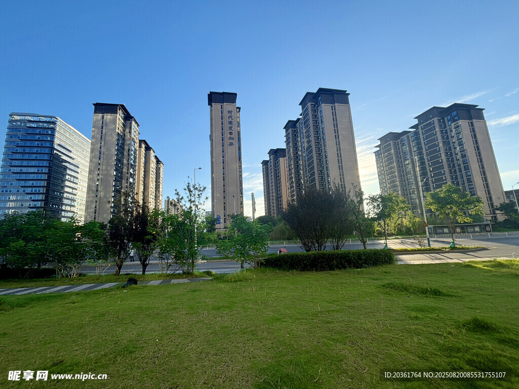 城市绿地旁的高楼景观