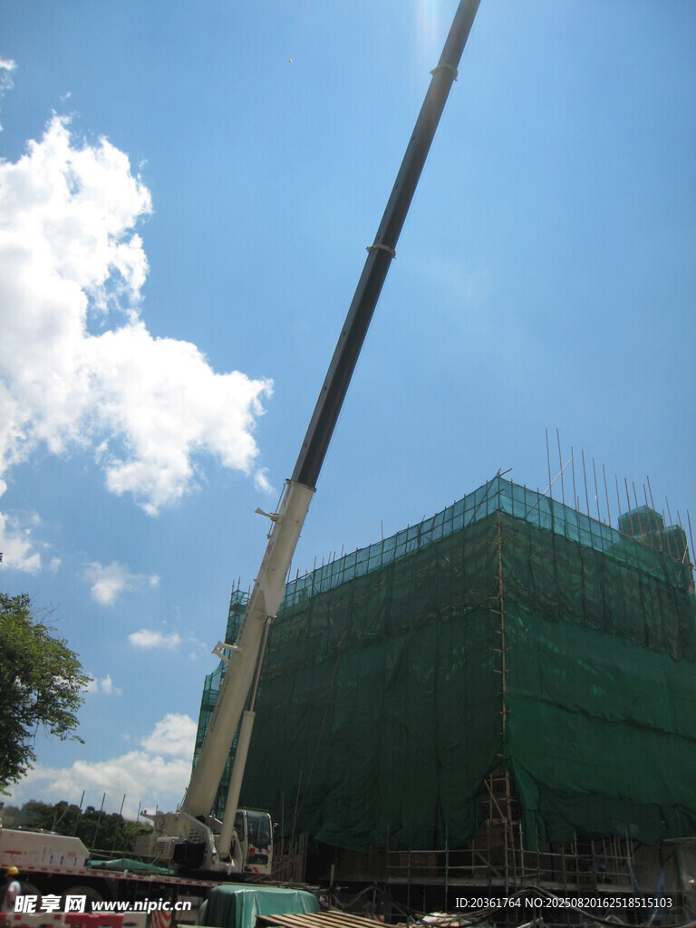建筑工地起重机作业场景