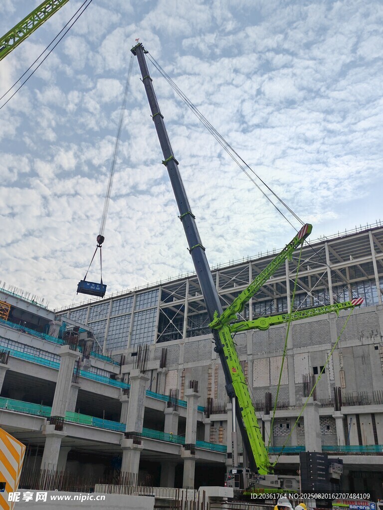 施工现场的大型起重吊车