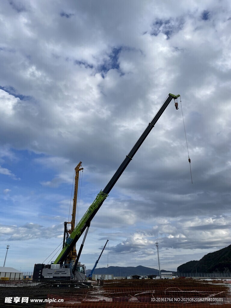 工地吊车作业场景