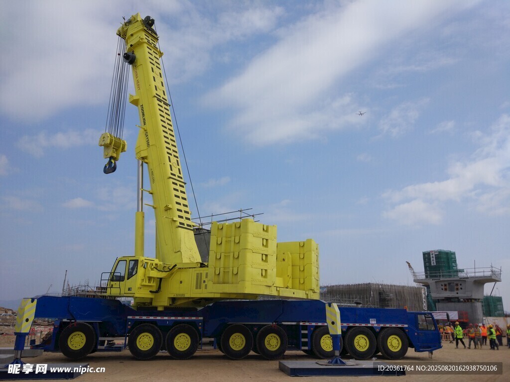 黄色大型起重吊车