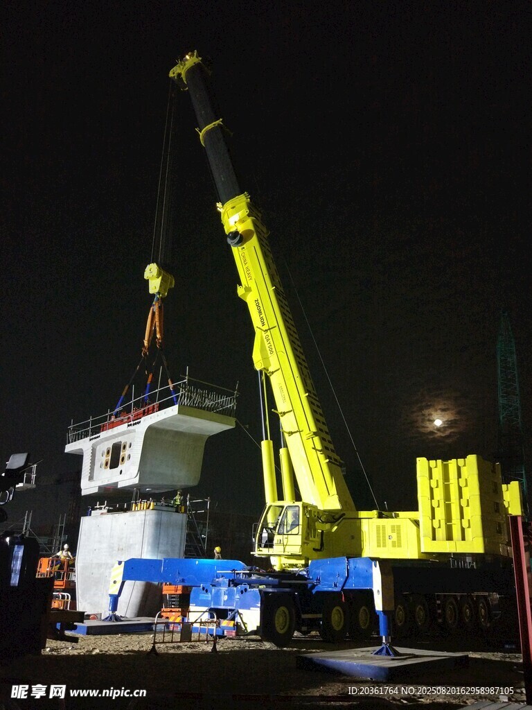 夜间作业的大型起重吊车
