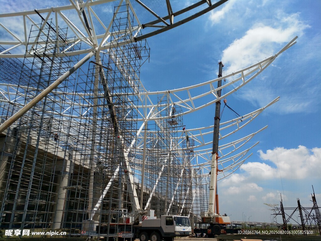 大型钢结构建筑施工现场