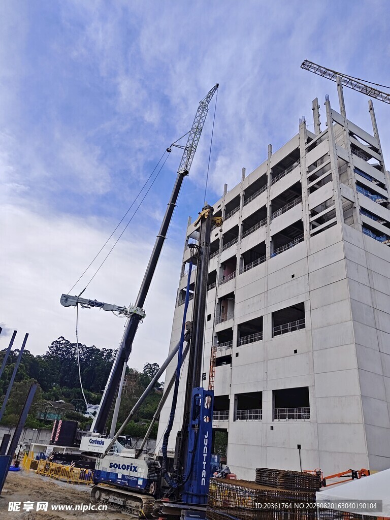 建筑施工场景中的起重机