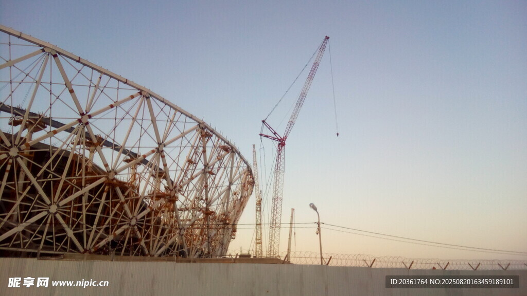 夕阳下的体育场建设场景