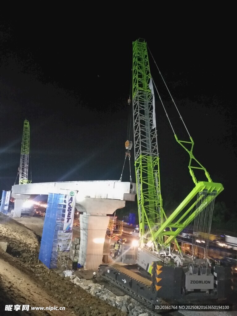 夜间工地起重机作业场景