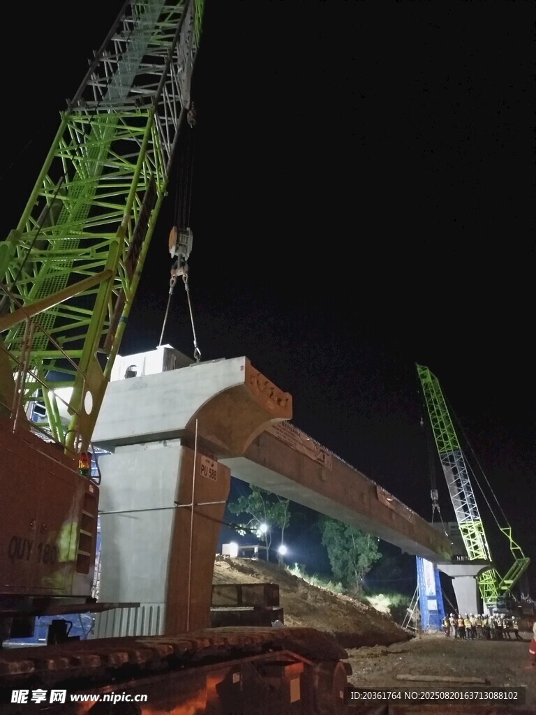 夜间建筑工地起重机作业