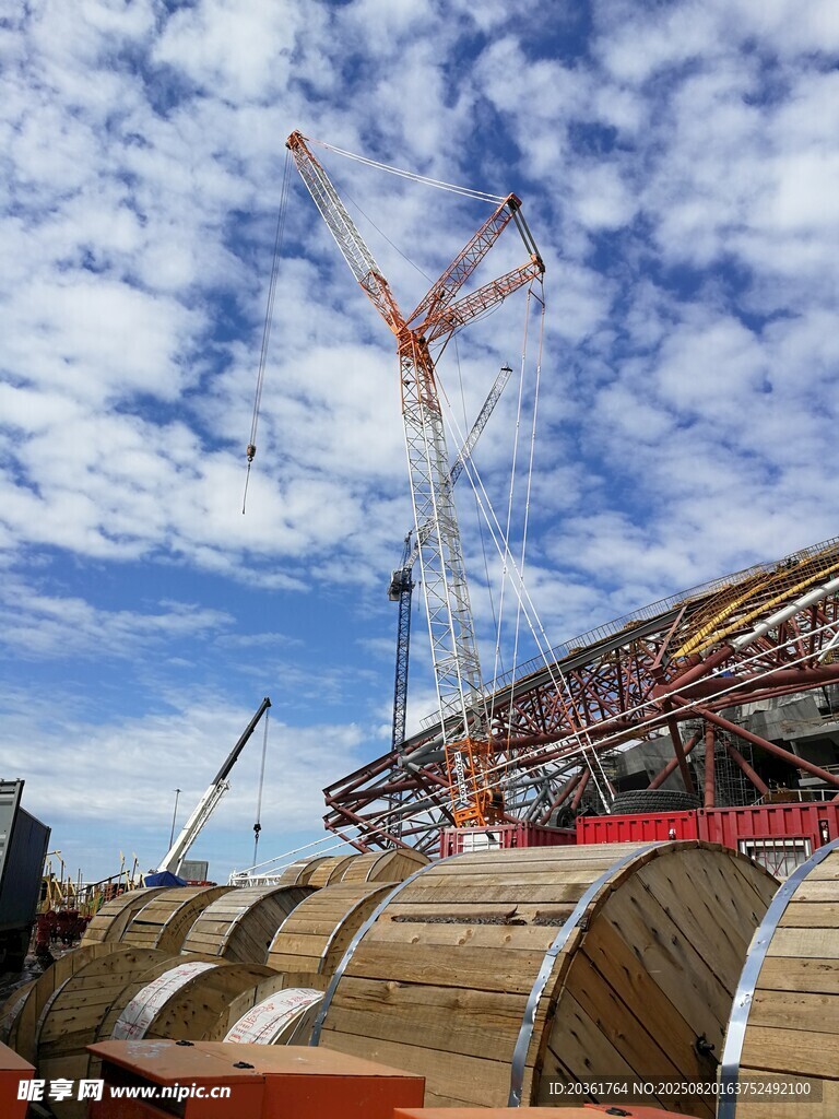 施工现场塔吊与建筑材料