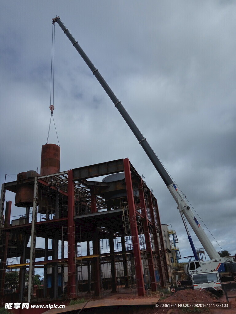起重机助力建筑框架施工