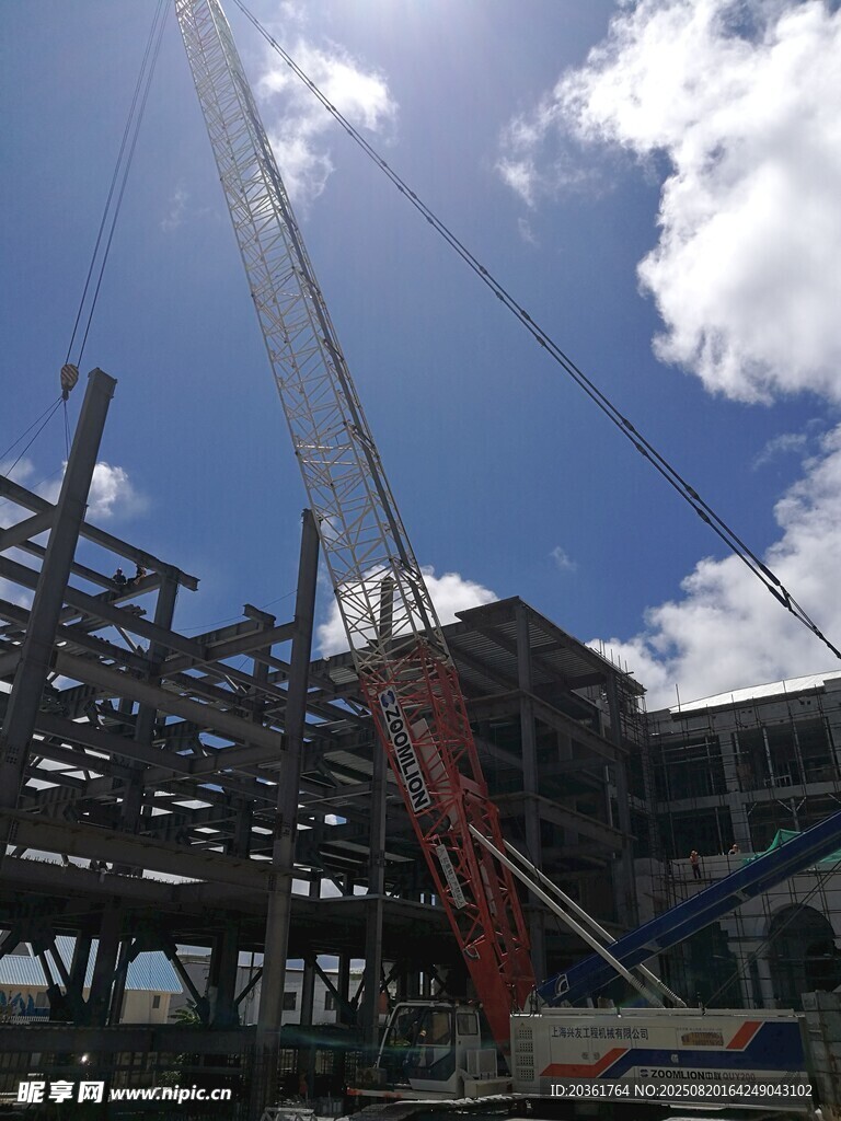 施工现场的起重机与建筑